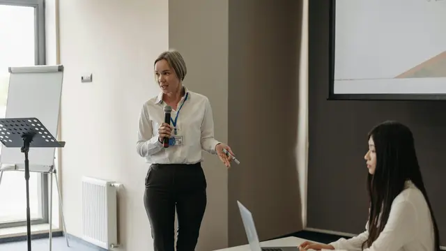 Postur tubuh tegak saat presentasi