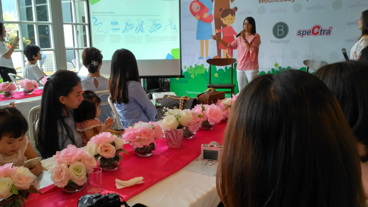 Babyologist dan Spectra mengadakan diskusi pentingnya menjaga peralatan makan dan minum bayi selalu steril di Kebayoran, Jakarta Selatan. (Foto: Benedikta Desideria)