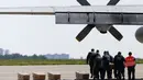 Beberapa peti jenasah korban jatuhnya pesawat Malaysia Airlines MH-17 diletakkan berjajar sesaat sebelum diangkut menuju Belanda di Bandara Kharkiv, (23/7/2014). (REUTERS/Gleb Garanich)