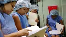 Sejumlah pasien menunggu  untuk operasi sterilisasi di sebuah rumah sakit di Caracas, 27 Juli 2016. Krisis ekonomi parah yang melanda Venezuela membuat banyak wanita memilih operasi sterilisasi untuk mencegah kehamilan. (REUTERS/Carlos Garcia Rawlins)