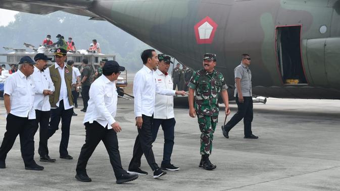 Presiden Joko Widodo dan rombongan saat akan meninjau upaya penanganan kebakaran hutan dan lahan (karhutla), di Lanud Roesmin Nurjadin, Kota Pekanbaru, Selasa (17/9/2019). Jokowi mengklaim pemerintah telah mengerahkan segala upaya untuk menangani karhutla di Riau. (Liputan6.com/HO/Biro Pers Setpres)