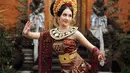 Melihat Anya Geraldine dalam balutan busana pengantin khas Bali. Lengkap dengan hair pieces yang membuat penampilannya semakin megah, Anya terlihat memesona dibalut kain Bali dengan belt, aksesori yang melingkari lehernya menutupi area dada, dan selendang. Foto: Instagram.