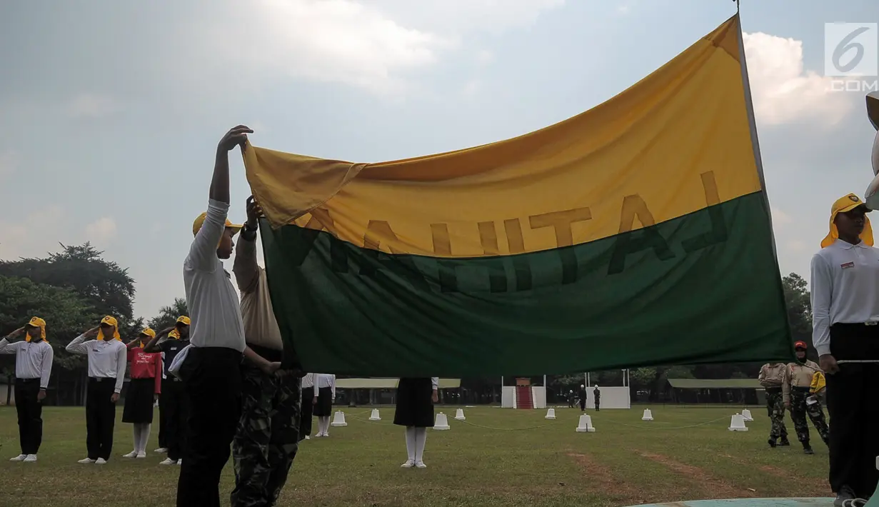 Pelatih mengajarkan mengibarkan bendera kepada calon Paskibraka di PPPON, Cibubur, Jakarta, Senin (31/7). Memasuki hari ke-7, calon Paskibraka matangkan latihan menaikan bedera. (Liputan6.com/Yoppy Renato)