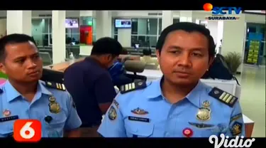 Sebanyak 72 WNA China mendapatkan izin tinggal darurat di Surabaya. Hal ini dibenarkan oleh pihak imigrasi Tanjung Perak. Dikarenakan Bandara Internasional Juanda masih menutup akses keluar masuk ke negara China sebagai dampak dari virus corona atau ...