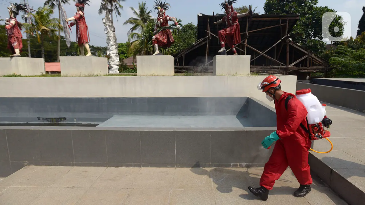 FOTO: TMII Disemprot Disinfektan Sambut Kenormalan Baru