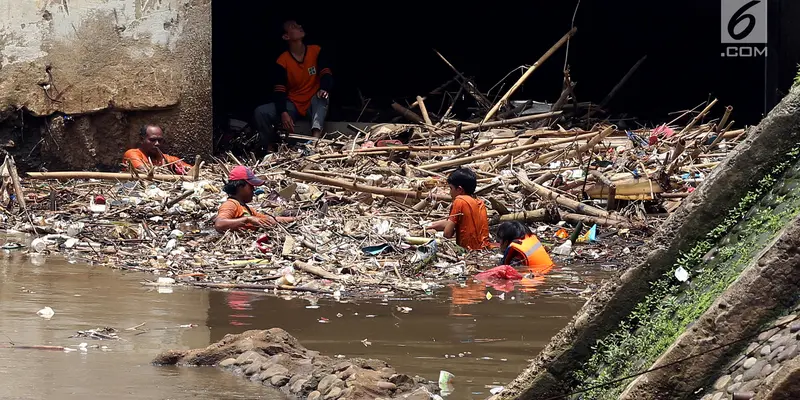 Petugas Bersihkan Sampah di Kali Kawasan Manggarai