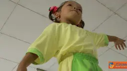 Citizen6, Surabaya: Dalam rangka memperingati hari Kartini, Paguyuban Bunda PPT dan TP.PKK menggelar lomba gebyar paud sekelurahan Bulak, Selasa pagi (19/4). Tampak seorang anak sedang senam. (Pengirim: Ahmad Husain)