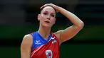 Atlet voli asal Rusia, Nataliya Goncharova memegang kepalanya saat bertanding melawan tim dari Korea Selatan di Olimpiade 2016 di Maracanazinho, Rio de Janeiro, Brasil, (8/8). Atlet 27 tahun ini memiliki tinggi badan 1,94 m. (REUTERS/Marcelo del Pozo)