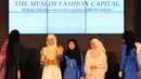 (ki-ka) Perancang Dian Pelangi, Jenahara dan Ria Miranda saat fashion show busana muslim Zalora di Balai Kartini, Jakarta, Rabu (25/6/14). (Liputan6.com/Andrian M Tunay)
