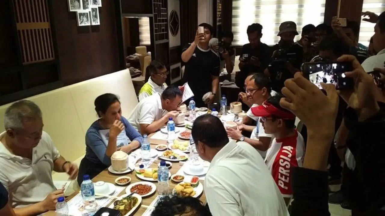 Menteri BUMN Rini Soemarno Ajak Wakil Gubernur DKI Jakarta Sandiaga Uno sarapan bubur, Senin (8/1/2018). (Ilyas/Liputan6.com)