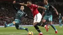 Pemain Southampton, Maya Yoshida (kiri) mencoba menghalangi sepakan pemain Manchester United, Anthony Martial pada lanjutan Premier League di Old Trafford, Manchester, (30/12/2017). MU hanya bermain imbang 0-0. (Martin Rickett/PA via AP)