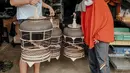 Robby Purba menuruti keinginan Opung untuk memiliki burung perkutut. Tak hanya burungnya saja yang dibelinya tapi sekaligus kandangnya. (Foto: Instagram/@robbypurba)