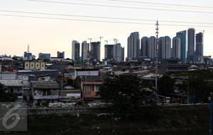 Permukiman kumuh diantara gedung pencakar langit di kawasan Petamburan, Jakarta, (11/7). Pertumbuhan ekonomi yang signifikan dalam beberapa tahun terakhir, namum masih banyak ketimpangan yang terjadi. (Liputan6.com/Faizal Fanani)