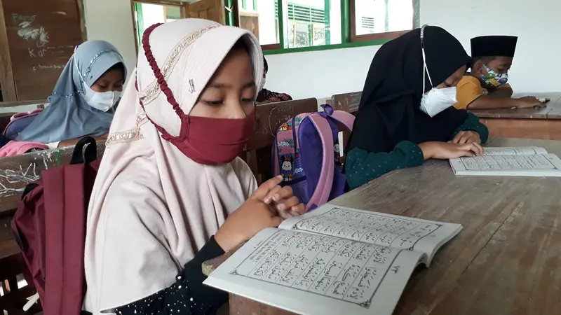 Santri Madrasah Diniyah Miftahul Huda 1 Cingebul, Lumbir, Banyumas. (Foto: Liputan6.com/Muhamad Ridlo)