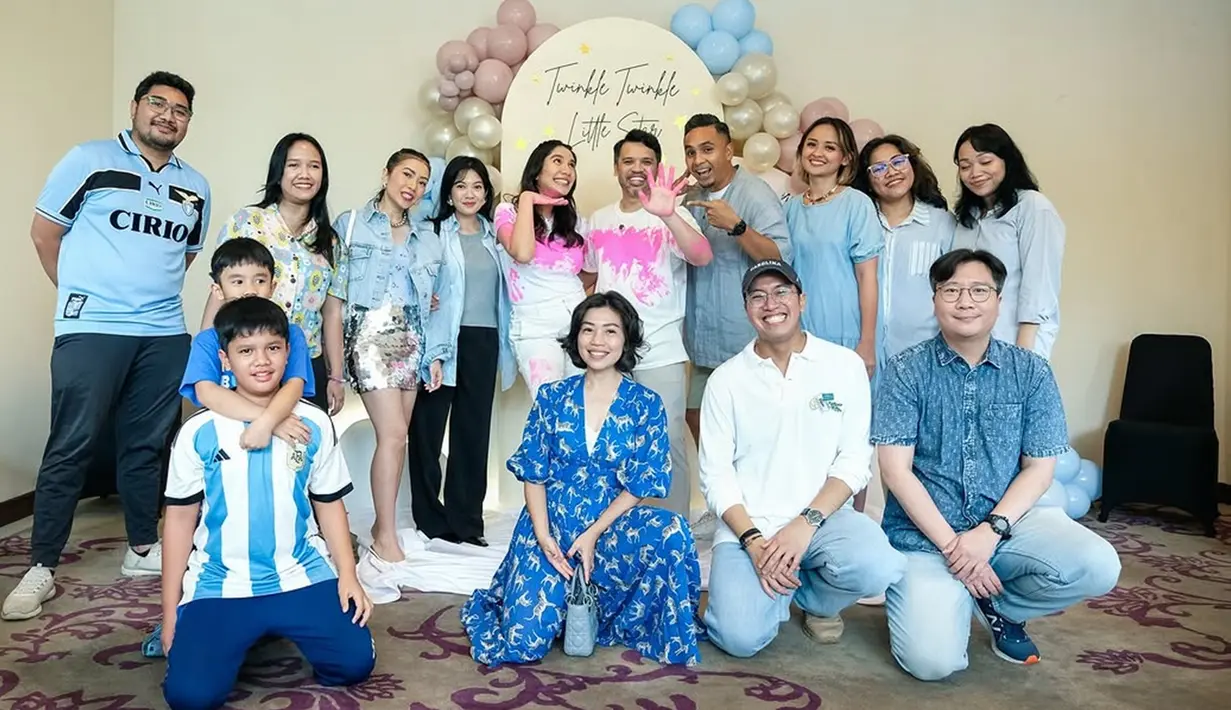 Acara gender reveal yang meriah itu dihadiri oleh keluarga dan sahabat terdekat. Suasana penuh haru dan bahagia menyelimuti acara tersebut, terutama karena Acha dan Andy sengaja merahasiakan jenis kelamin bayi hingga momen pengungkapan. (Liputan6.com/IG/@achasinaga)