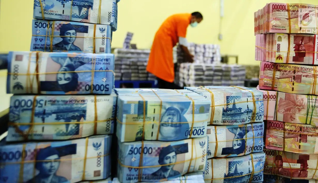 Tumpukan uang kertas pecahan rupiah di ruang penyimpanan uang "cash center" BNI, Kamis (6/7). Tren negatif mata uang Garuda berbanding terbalik dengan Indeks Harga Saham Gabungan (IHSG) yang mulai bangkit ke zona hijau. (Liputan6.com/Angga Yuniar)