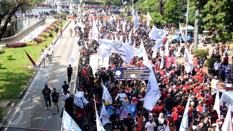 20170501-Jalan Medan Merdeka Barat Ditutup, Massa Buruh Tertahan-Tebe