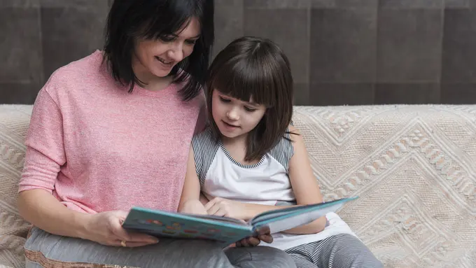 Anak dan Orangtua Membaca Buku