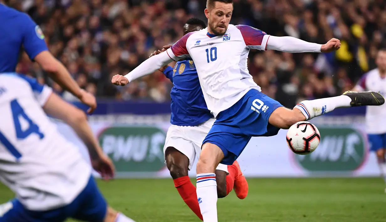 Gelandang Islandia, Gylfi Sigurdsson pada laga kedua Kualifikasi Piala Eropa 2020 Grup H yang berlangsung di Stadion Stade de France, Paris, Selasa (26/3). Perancis menang 4-0 atas Islandia. (AFP/Franck Fife)