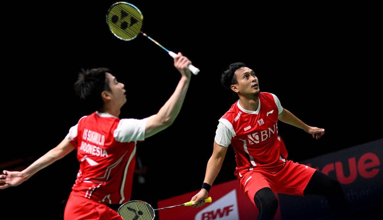 Ganda putra bulu tangkis Indonesia Mohammad Ahsan (kanan) dan Kevin Sanjaya Sukamuljo bersaing dengan pasangan India Satwiksairaj Rankireddy dan Chirag Shetty pada final putra turnamen bulu tangkis Piala Thomas 2022 di Impact Arena, Bangkok, Thailand, Minggu (15/5/2022). Ahsan/Kevin harus mengakui keunggulan pasangan India 21-18, 21-23, 19-21. (Manan VATSYAYANA / AFP)