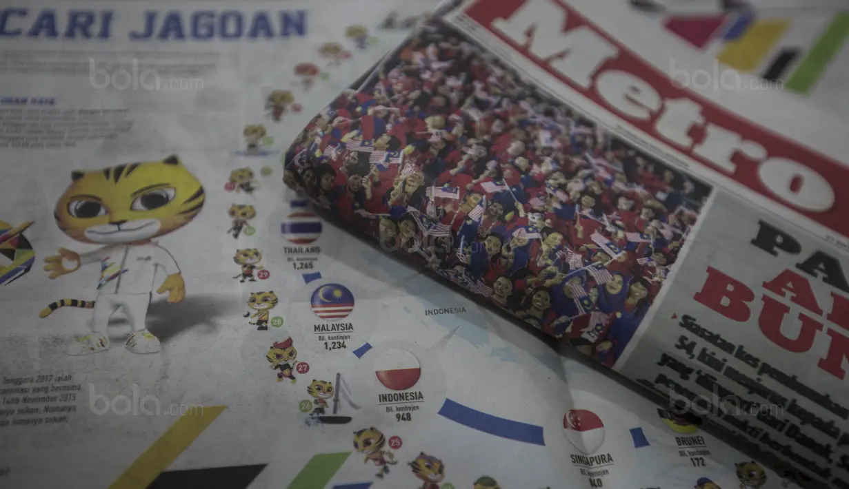 Koran di Malaysia memasang bendera Indonesia terbalik di Kuala Lumpur, Minggu (20/8/2017). Setelah pemasangan bendera Indonesia terbalik terjadi di buku Sea Games kini giliran koran Malaysia melakukan hal sama. (Bola.com/Vitalis Yogi Trisna)