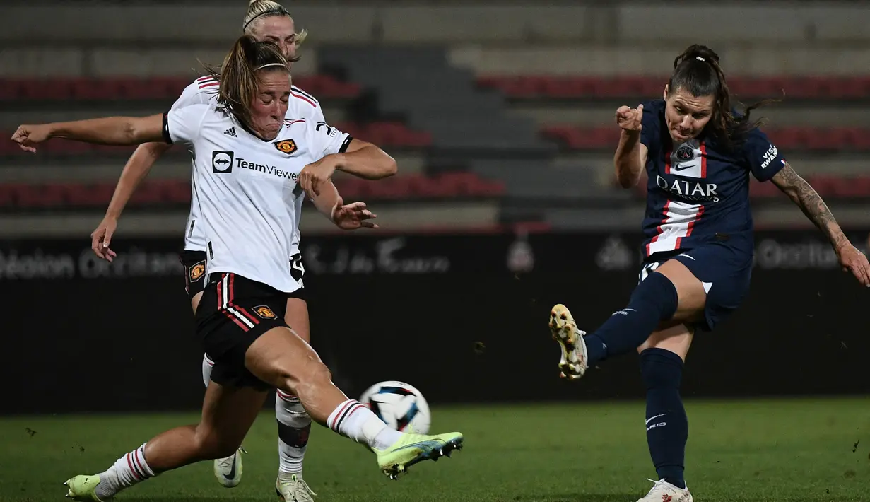 Bek Manchester United, Maya Le Tissier (kiri) berhasil mengagalkan tendangan keras dari pemain PSG, Ramona Bachmann (kanan). (AFP/Valentine Chapuis)