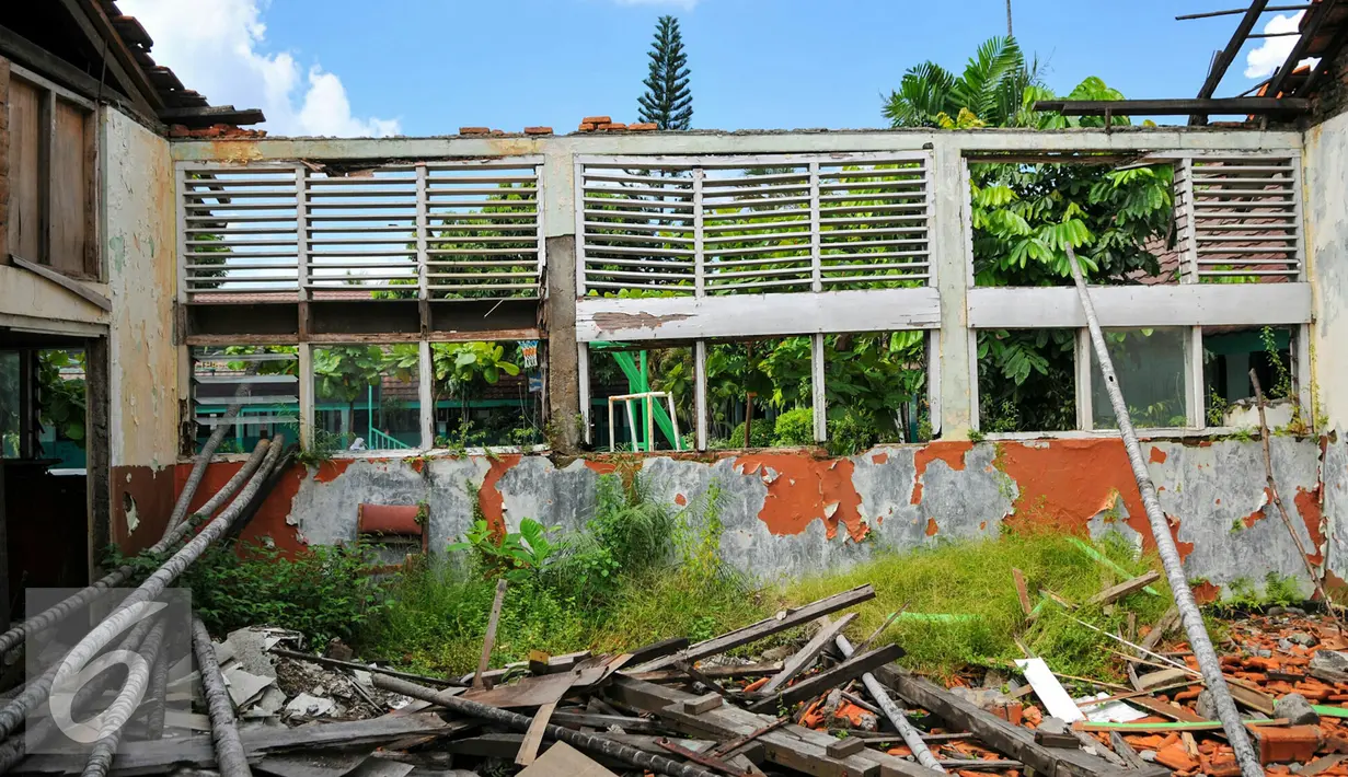 Hampir semua bangunan kelas SDN Malaka Sari 14 tersebut rawan ambruk lantaran sejak dibangun sekitar tahun 1978, baru direhabilitasi ringan pada 2001, Jakarta, Senin (2/5). (Liputan6.com/Yoppy Renato)