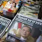Sejumlah surat kabar memberitakan wafatnya Raja Thailand Bhumibol Adulyadej di Bangkok, Thailand, Jumat (14/10). Thailand menetapkan masa berduka selama satu tahun dengan pengibaran bendera setengah tiang selama 30 hari. (Reuters/Edgar Su)