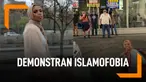 Gadis Berhijab Foto Tersenyum Bareng Demonstran Islamofobia