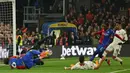 Pemain Crystal Palace, Tyrick Mitchell, mencetak gol ke gawang Manchester United pada laga pekan ke-36 Premier League 2023/2024 yang digelar di Selhurst Park, Selasa (7/5/2024). Berkat hasil ini, Crystal Palace kini menghuni peringkat 14 di tabel klasemen dengan poin 43. (AFP/Adrian Dennis)