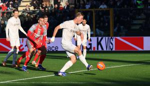 Pada laga ini, eks striker Manchester United itu membukukan brace alias dua gol dan membuat Napoli menang 2-0 plus menutup tahun 2025 dengan hasil yang memuaskan. (Alberto Mariani/LaPresse via AP)