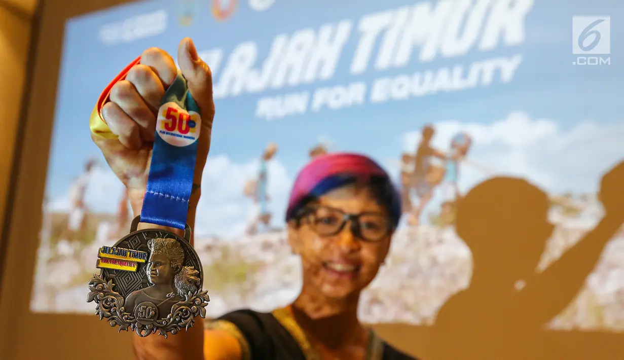 Pelari Jelajah Timur, Carla Felany menunjukkan medali dalam acara media briefing di Jakarta, Senin (30/9/2019). Jelajah Timur - Run for Equality adalah charity run untuk membantu pengadaan akses air bersih dan mendorong kesetaraan anak perempuan di Nusa Tenggara Timur. (Liputan6.com/Fery Pradolo)