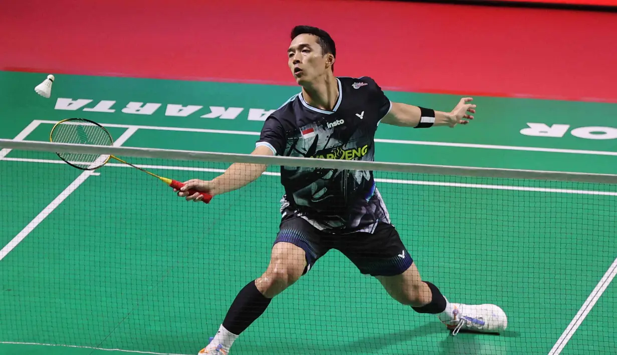 Tunggal putra Indonesia, Jonatan Christie, saat bertanding melawan wakil Kanada, Victor Lai, pada laga final turnamen bulutangkis Indonesia Open 2026 di Istora Gelora Bung Karno, Senayan, Jakarta, Minggu (7/6/2026). (Bola.com/M Iqbal Ichsan)