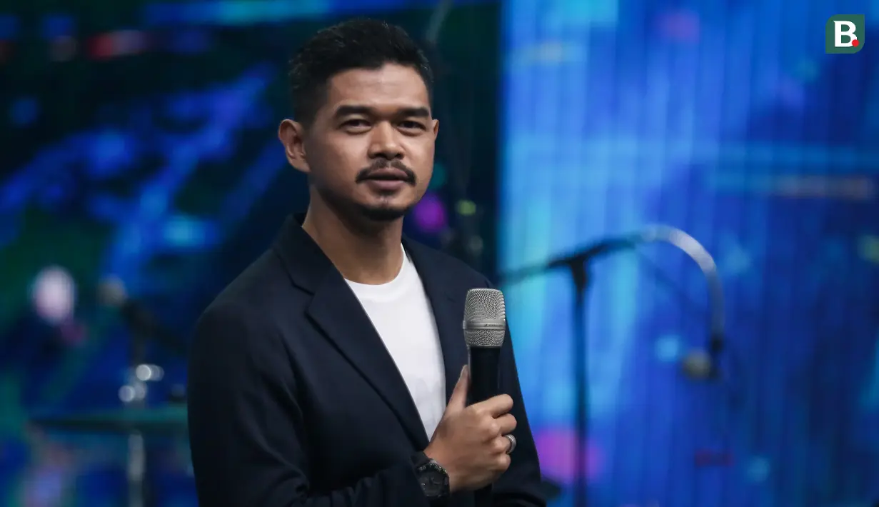 <p>Mantan pemain Persija Jakarta, Bambang Pamungkas ikut menjadi host untuk memandu acara Konser Gila Bola 2022 bersama Irfan Hakim, Gilang Dirga, Rendra Soedjono, dan Edwin Setyadinata yang berlangsung di Studio 5 Indosiar, Daan Mogot, Jakarta, Kamis (17/11/2022). (Bola.com/Bagaskara Lazuardi)</p>