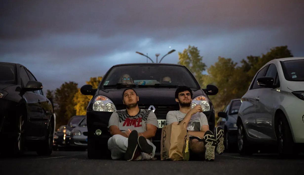 Orang-orang menonton film di sebuah bioskop drive-in yang digelar oleh warga Saint-Thibault-des-Vignes, suatu wilayah di pinggiran Kota Paris, Prancis, pada 4 Juli 2020. Bioskop berkonsep drive-in semakin populer di Prancis selama pandemi COVID-19. (Xinhua/Aurelien Morissard)