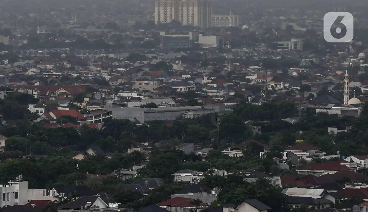 Lanskap permukiman dan gedung pencakar langit dari Senayan, Jakarta, Jumat (6/11/2020). Wakil Presiden Ma'ruf Amin mengatakan strategi pengembangan ekonomi syariah yang berfokus pada kelompok masyarakat miskin & pelaku UMKM merupakan langkah efektif mengurangi kemiskinan. (Liputan6.com/Johan Tallo)