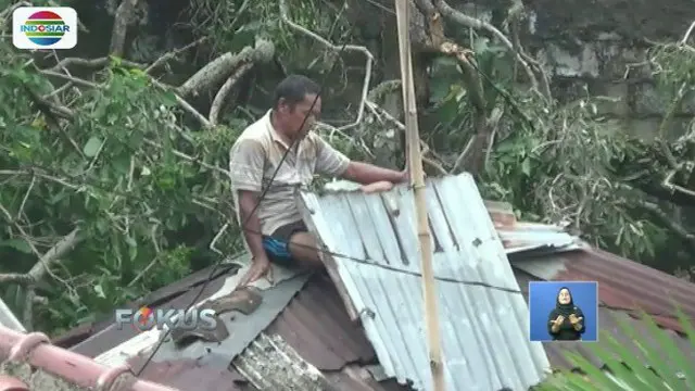 Sejumlah warga Batu Tulis, Bogor, secara mandiri perbaiki rumah rusak akibat puting beliung.