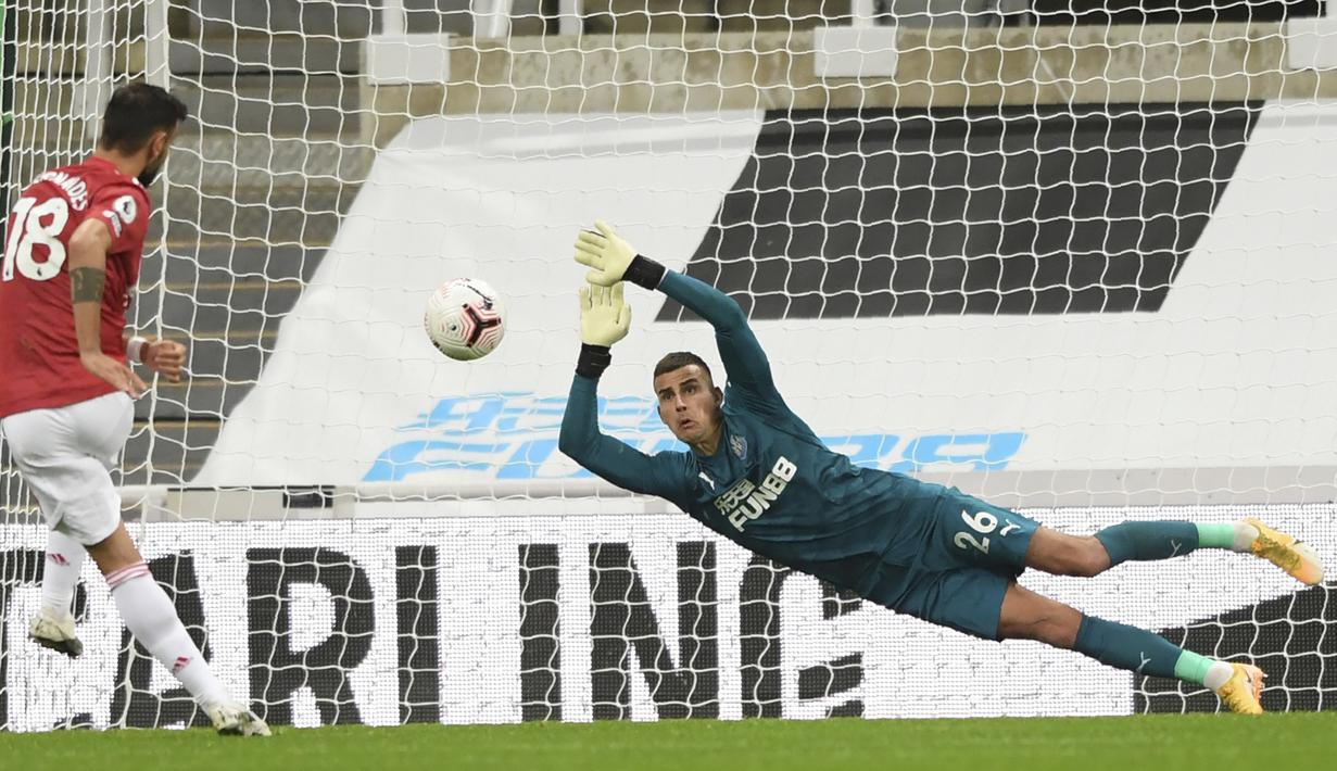 Newcastle United vs Manchester United, (18/10/2020). Bruno Fernandes membuat 1 gol dan 1 assist, 1 penaltinya gagal setelah ditepis penjaga gawang Newcastle United, Karl Darlow. Manchester United menang 4-1. (Pool via AP/Stu Forster)