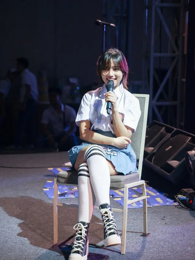 Fuji An kenakan baju SMA (Instagram/fuji_an)