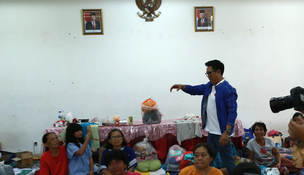 Eko Patrio sambangi korban banjir di Bidara Cina, Jakarta Timur Jumat (03/01/2020). (Foto: Deki Prayoga/Dream)