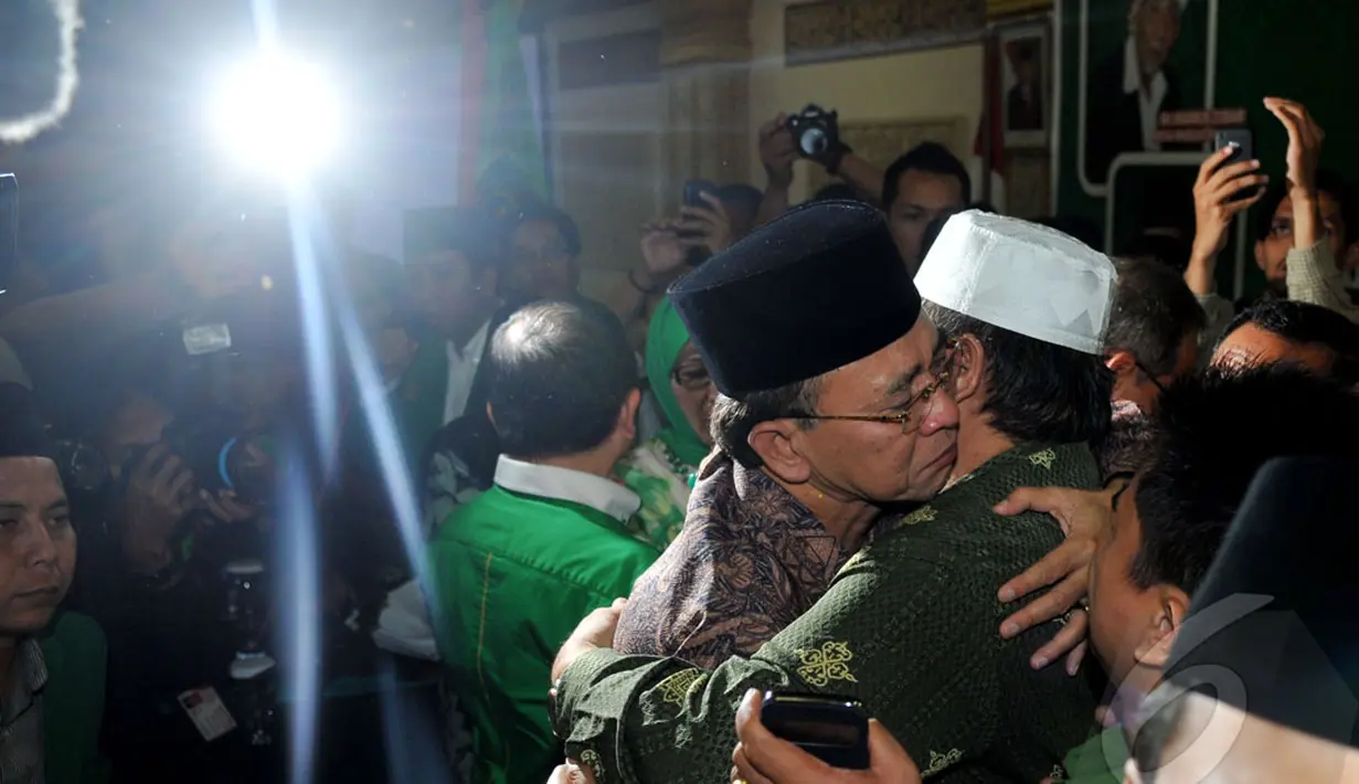 Suryadharma Ali tak mampu membendung air matanya saat hadir di Mukernas PPP, Bogor, Kamis (24/4/2014) (Liputan6.com/Johan Tallo).