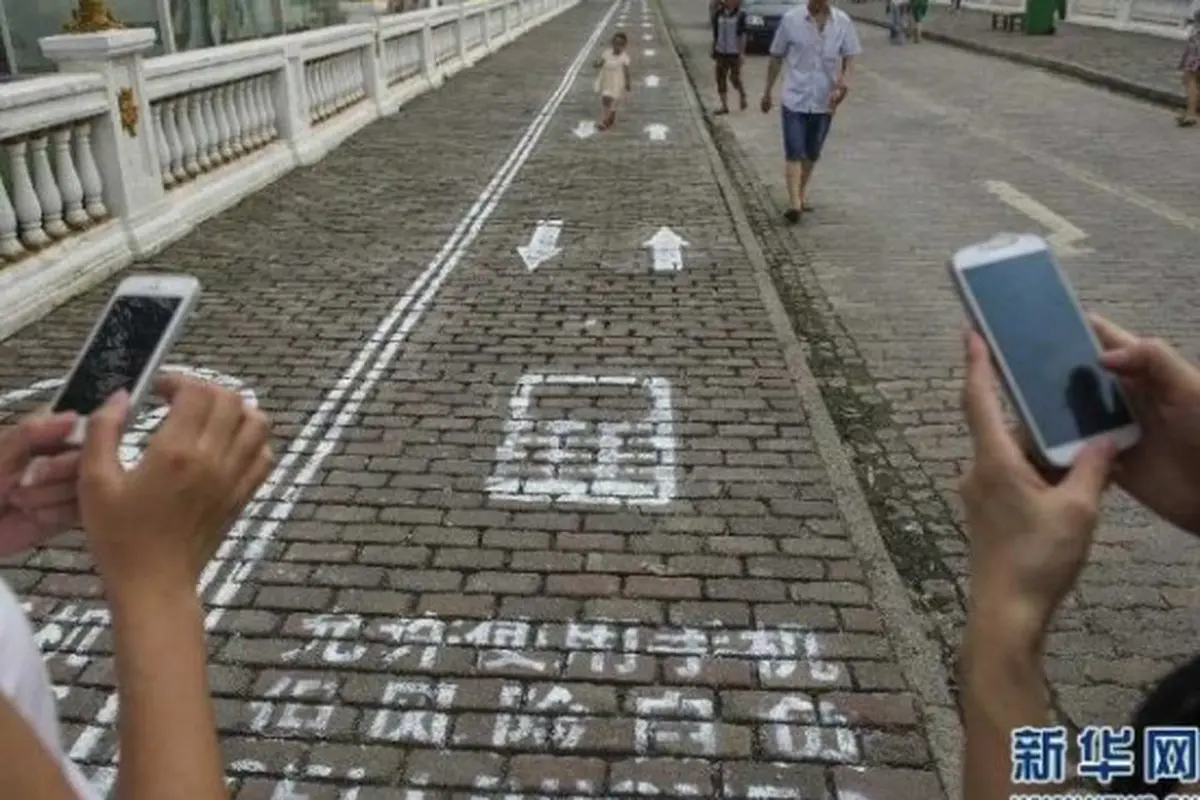 Jalan Unik Khusus Pengguna Ponsel Hadir di China  