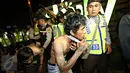 Puluhan remaja yang terlibat bentrokan dengan aparat polisi digelandang ke Polda Metro Jaya, Jakarta, Minggu (18/10).  Mereka diamankan karena melempar petasan dan batu ke arah polisi di jalan Sudirman. (Liputan6.com/Immanuel Antonius)