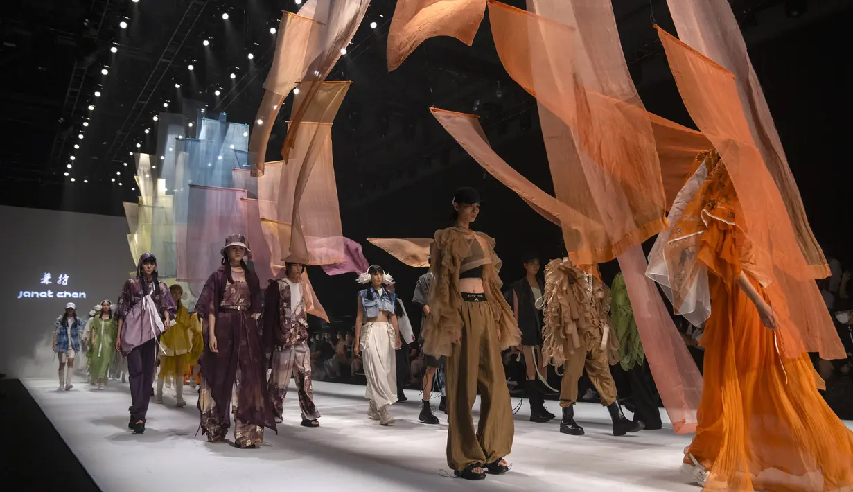 Para model menampilkan kreasi dari perancang busana Janet Chen dalam gelaran China Fashion Week di Beijing, China, Selasa (7/9/2021). China Fashion Week tetap digelar di tengah pandemi virus corona COVID-19. (AP Photo/Mark Schiefelbein)