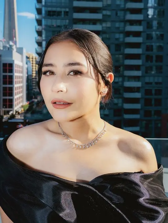 <p>Wajahnya pun dipoles natural, dengan mengenakan riasan mata simple, blush on tipis, dan lipstik warna coral matte yang cocok di kulit wajah Prilly. [@prillylatuconsina96]</p>