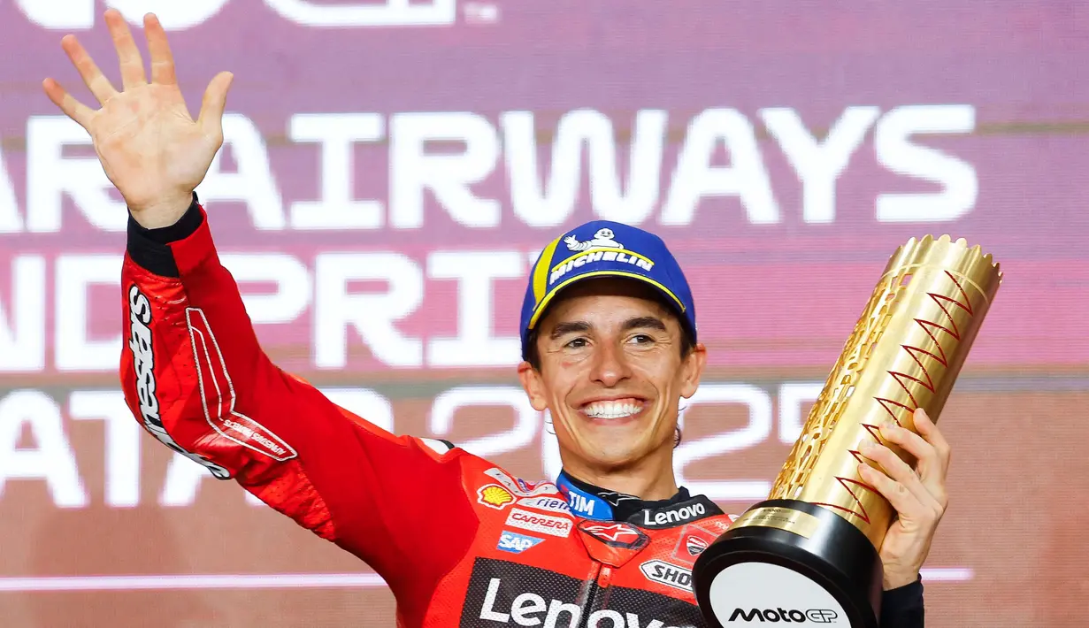 Menang di balapan utama menyempurnakan hasil balapan Marc Marquez di MotoGP Qatar 2025. Sebelumnya, The Baby Alien juga memenangi sprint race MotoGP Qatar 2025. (Karim JAAFAR/AFP)