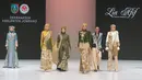 Model memperagakan busana berbahan Batik Tulis Jombang dalam koleksi AKASA DHARANI karya Lia Afif pada Indonesia Fashion Week (IFW) 2026 di Jakarta, Jumat, 31 Juli 2026. (KLY/Budy Santoso)