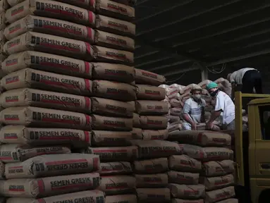 Pekerja tengah meletakkan karung semen di Jakarta, Rabu (27/1).Penjualan semen sepanjang 2015 mencapai 61,00 ton, naik 1,8% dibanding tahun sebelumnya 59,90 juta ton. (Liputan6.com/Angga Yuniar)