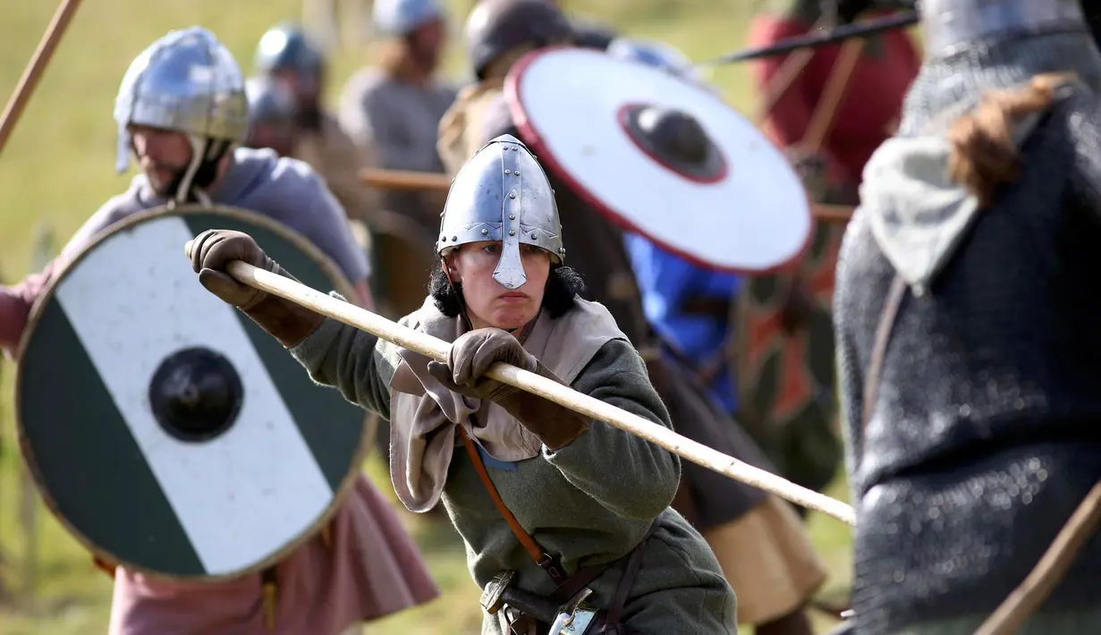 Seorang warga bertempur saat mereka ulang Pertempuran Hasting di Battle, Inggris, (15/10). (REUTERS/Neil Balai)