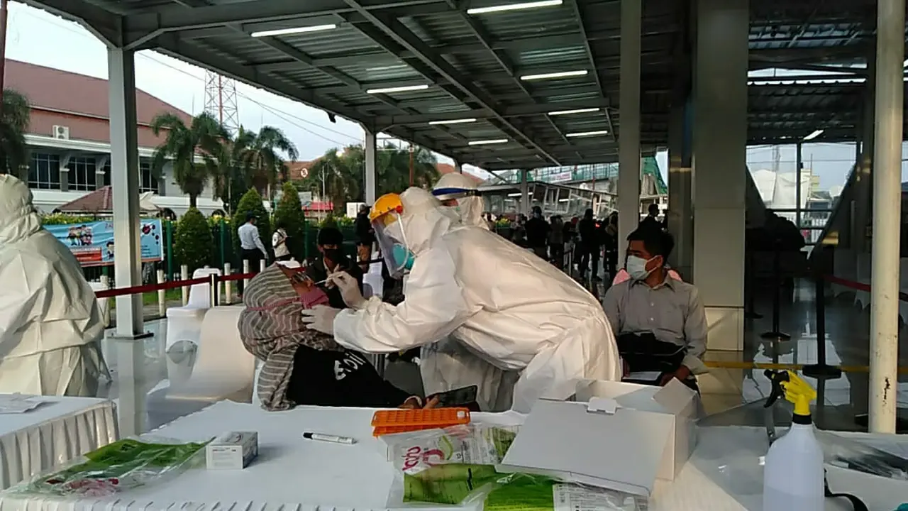 Penumpang KRL tes swap corona di Stasiun Bogor.